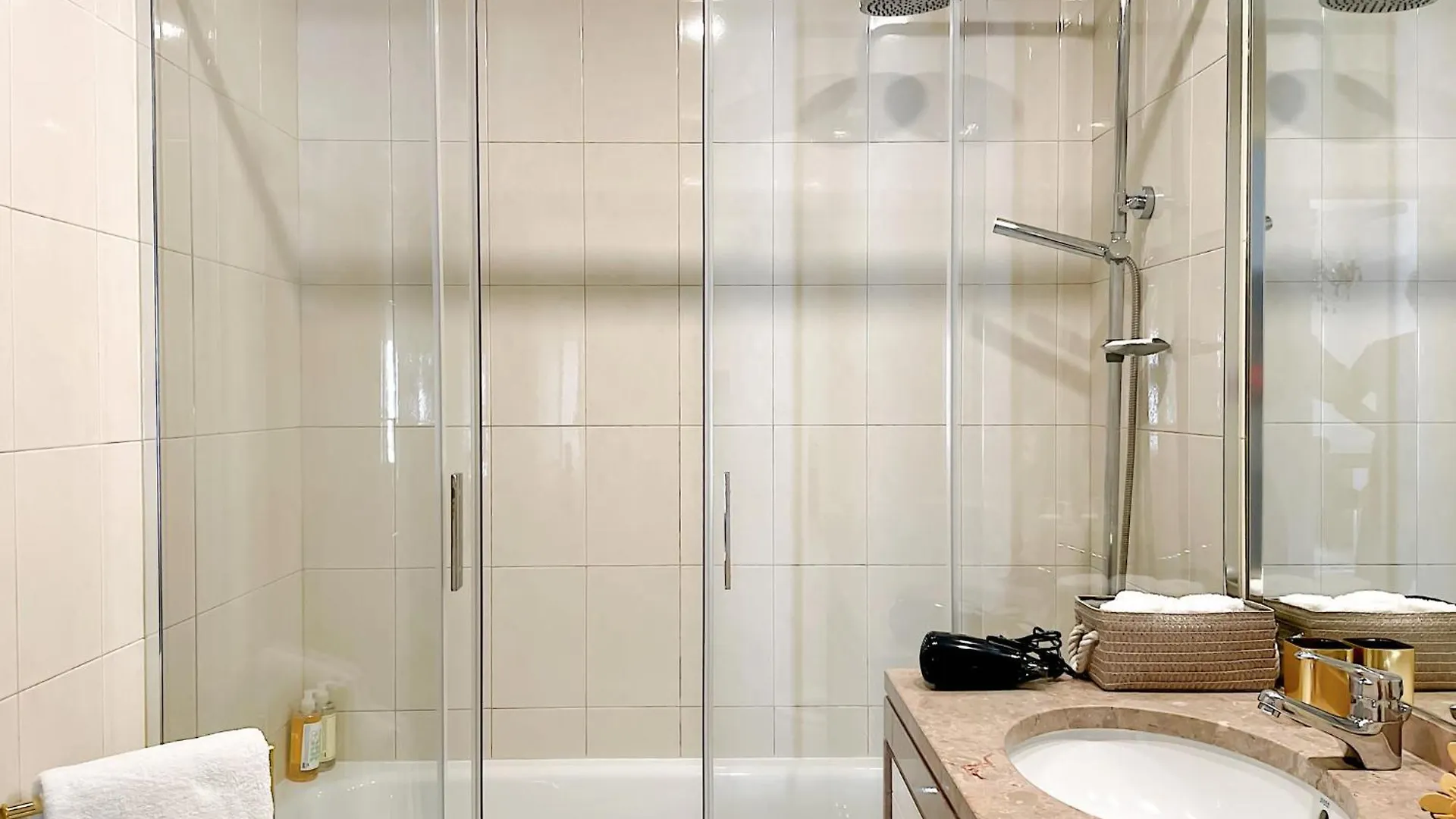 Prestige Lisbon Entire 3 Bedroom Luxury Apartment