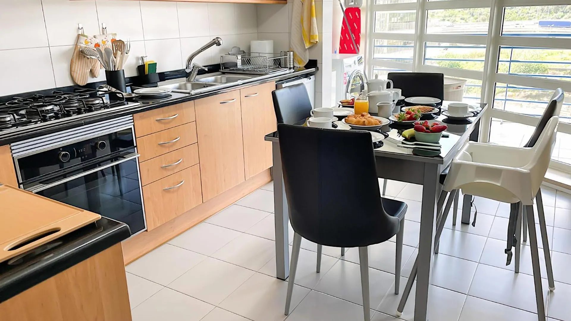Prestige Lisbon Entire 3 Bedroom Luxury Apartment 0*,