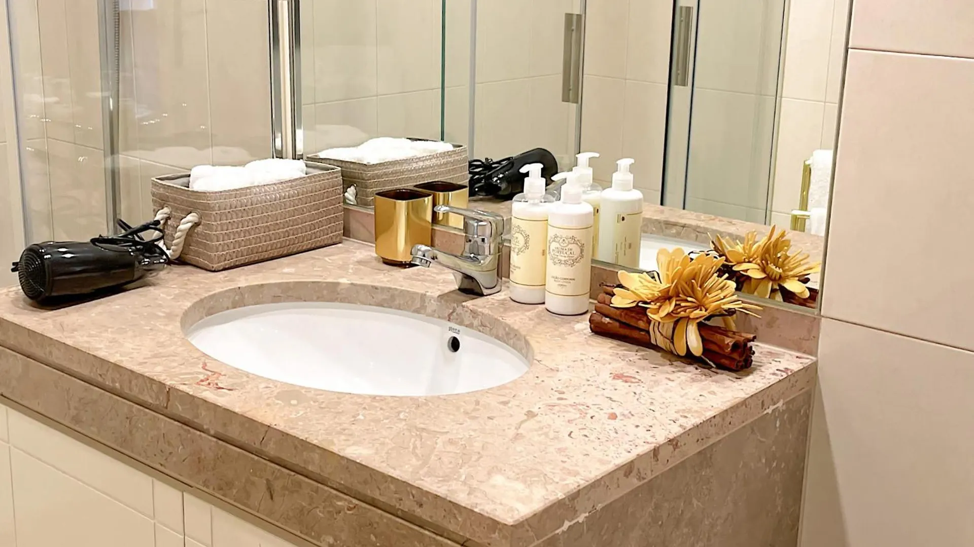 Prestige Lisbon Entire 3 Bedroom Luxury Apartment 0*,  Portekiz
