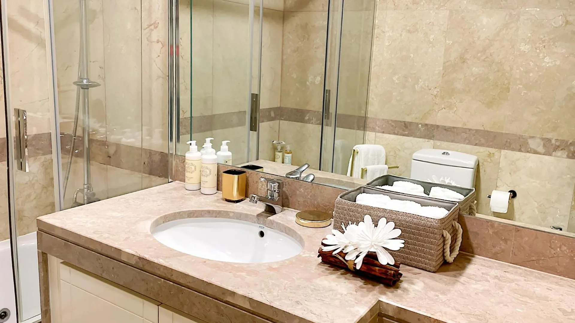 Prestige Lisbon Entire 3 Bedroom Luxury Apartment